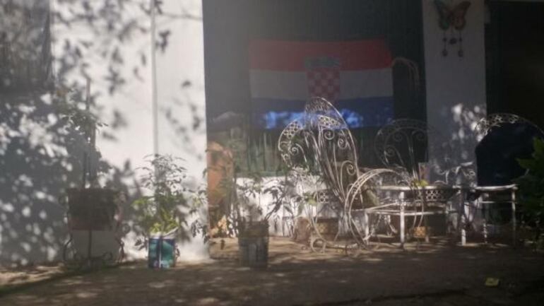 Una bandera de Croacia en la ventana del domicilio de don Blago.