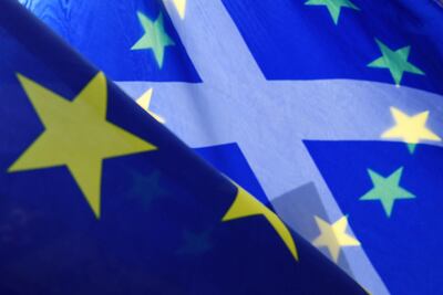 Banderas de Escocia y la Unión Europea fuera del Parlamento británico, en Londres.