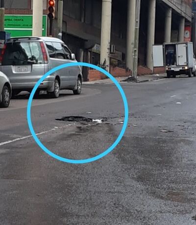 Sobre la calle Oliva casi Montevideo, está ubicado este enorme bache. Y a menos de 10 metros hay otro gigante.