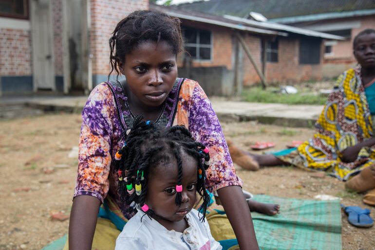 Germaine est&aacute; esperando a su segundo hijo. Hace dos a&ntilde;os, ella dio a luz a la ni&ntilde;a que est&aacute; a su lado. Fue un parto complicado que finalmente requiri&oacute; una ces&aacute;rea. Para evitar complicaciones y teniendo en cuenta su historial m&eacute;dico, los m&eacute;dicos quieren que pase las &uacute;ltimas semanas de su segundo embarazo en Binyola, el centro de maternidad del hospital donde se alojan las mujeres durante el &uacute;ltimo mes de su embarazo.