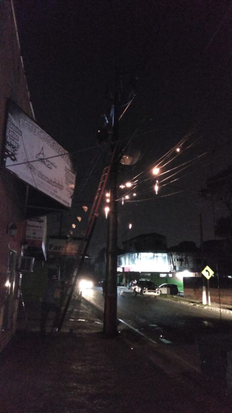 Los cables de la ANDE aún prendidos tras la explosión.