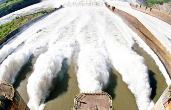 imponente-imagen-del-vertedero-cuyas-compuertas-permanecen-abiertas-por-exceso-de-agua-foto-de-itaipu--213630000000-1597080.jpg
