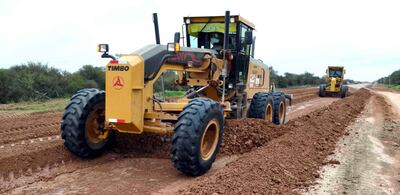 Máquinas en plena construcción del nuevo asfaltado entre Carmelo Peralta (Alto Paraguay) y Loma Plata (Boquerón).