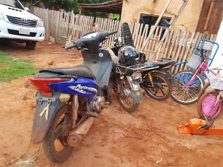 Varios objetos de valor se encontraron, que se presume son robados y eran permutados por droga por los adictos.