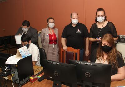 La fiscala Irma Llano (blusa bordó) observa el trabajo de recolección de datos de los asesores realizados como parte de la pesquisa.