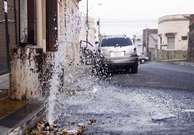 Mientras falta agua en varios barrios, el vital líquido se desperdicia mediante un caño roto en 14 de Mayo y Humaitá.