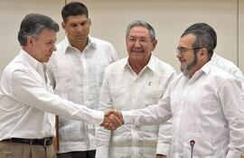 juan-manuel-santos-i-presidente-de-colombia-saluda-al-lider-de-las-farc-rodrigo-londono-d-ante-la-presencia-del-gobernante-de-cuba-raul-castr-213119000000-1380180.jpg