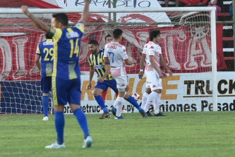 Santiago Salcedo está a un tanto de alcanzar a los 140 goles en el fútbol paraguayo.