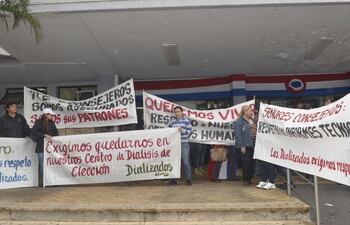 enfermos-renales-que-se-dializan-en-el-ips-protestaron-ayer-frente-a-la-caja-central-pidiendo-una-mejor-atencion--193504000000-1344425.jpg