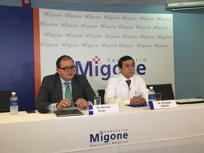 El asesor jurídico del Sanatorio Migone, Ricardo Preda, y el  director médico Enrique Gahete, en conferencia de prensa esta mañana.
