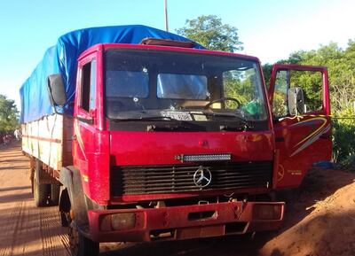 El vehículo registra varios impactos de proyectiles de arma de fuego, en el parabrisas y la puerta del lado del conductor.