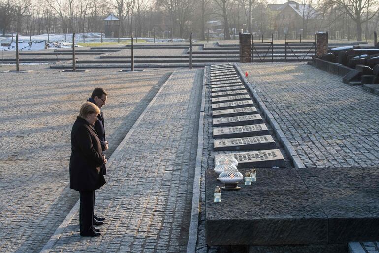 La canciller alemana Angela Merkel y el primer ministro polaco Mateusz Morawiecki rinden homenaje a las víctimas de Auschwitz-Birkenau.