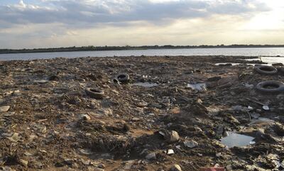Se necesita de  máquinas pesadas para remover la tierra y retirar los neumáticos, expresó  el concejal Wilberto Centurión (ANR).