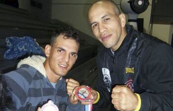 valmir-alves-y-aldo-villalba-muestran-las-medallas-que-obtuvieron-durante-el-sudamericano-de-muay-thai--201108000000-568698.jpg