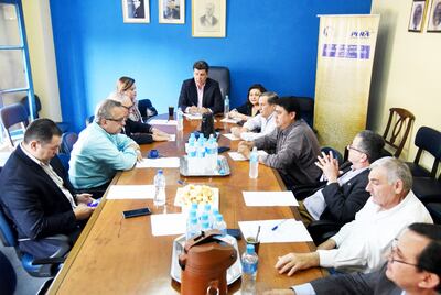 El titular del PLRA Efraín Alegre (c), junto a diputados de todas las bancadas liberales, en la sede partidaria antes de ir al PRF.