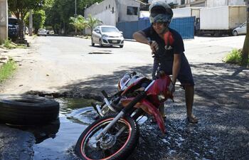 este-motociclista-trato-de-evitar-el-enorme-pozo-que-esta-en-la-calle-dr-carlos-centurion-entre-prof-alfonso-campos-y-la-avenida-fernando-de-la-mora-192849000000-1419448.jpg