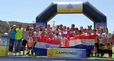 Componentes de la Escuela de Fútbol Claudio Ocampos posan con el trofeo de campeón de la categoría Kids, en Viña del Mar.