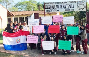 estudiantes-se-manifestaron-contra-la-directora-del-colegio-guatemala-del-distrito-de-yaguaron-departamento-de-paraguari--215116000000-1762567.jpg