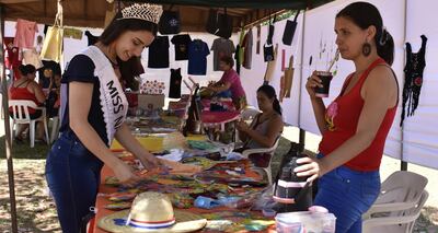 ¡Las artesanas están listas, público! Hoy habrá desfile de carrozas y se elegirá la Miss Ñandutí.