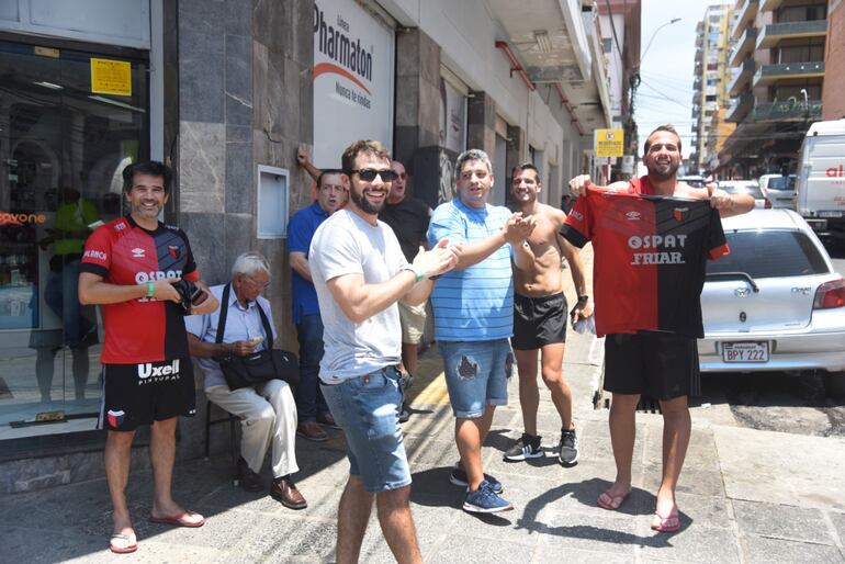 Más de 10 mil hinchas del Colón de Santa Fe ya llegaron a Asunción.
