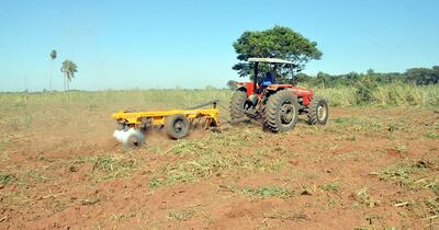 Un tractor agrícola de la Municipalidad es utilizada para la preparación de suelo para siembra.