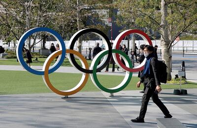 Una persona con mascarilla camina por las cercanías del Estadio  Olímpico de Tokio. Los Juegos Olímpicos de 2020 buscan fechas para celebrarse en 2021.