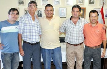 hector-ramon-agero-sosa-en-el-centro-de-la-foto-es-el-nuevo-presidente-del-circulo-de-periodistas-deportivos-del-paraguay-225151000000-1298771.jpg
