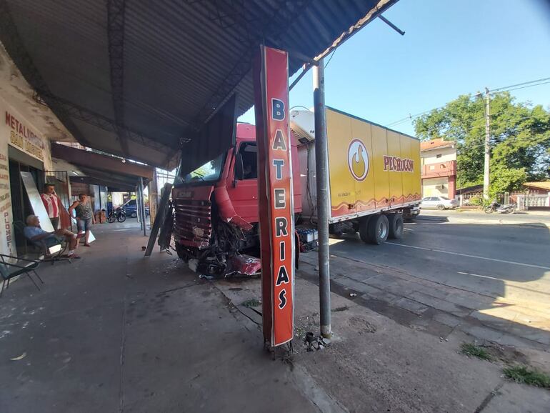 El camión impactó contra el techo de unos comercios.