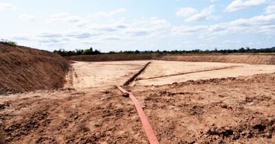 La fosa formada por la empresa Benia Ambiental SA dentro de un predio de 250 hectáreas en la compañía Ñuatî Guasu.