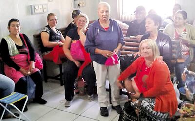 Pacientes con cáncer de mama esperan turno para quimioterapia en el Instituto Nacional del Cáncer.