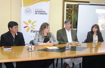 la-ministra-de-la-senatur-marcela-bacigalupo-centro-junto-a-los-presentes-durante-la-firma-del-contrato--204223000000-1446011.jpg