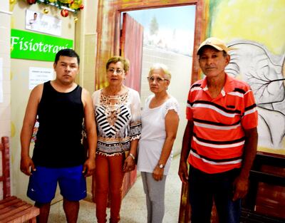 Cuatro de los 30 pacientes que requieren la contratación de más fisioterapeutas para no suspender el tratamiento.