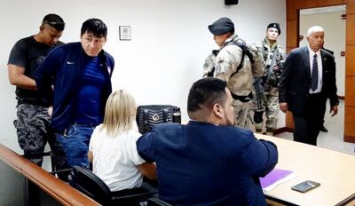 Armando Javier Rotela Ayala, presunto líder del “Clan Rotela”, es esposado al terminar la audiencia oral en su contra por supuesta tenencia y comercialización de estupefacientes.