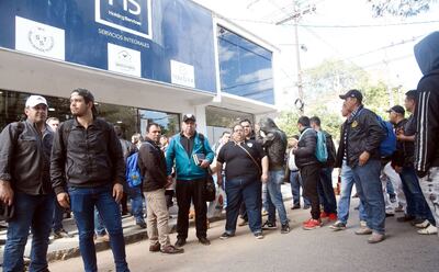 Guardias privados de la empresa Security Service Technology SA (SST) cerraron las calles 12 de Octubre e Igualdad.