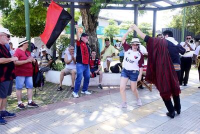 Hace poco, la capital se alegró con la llegada de 40.000 fanáticos del club Colón de Santa Fe que colorearon de rojo y negro las calles de la ciudad.