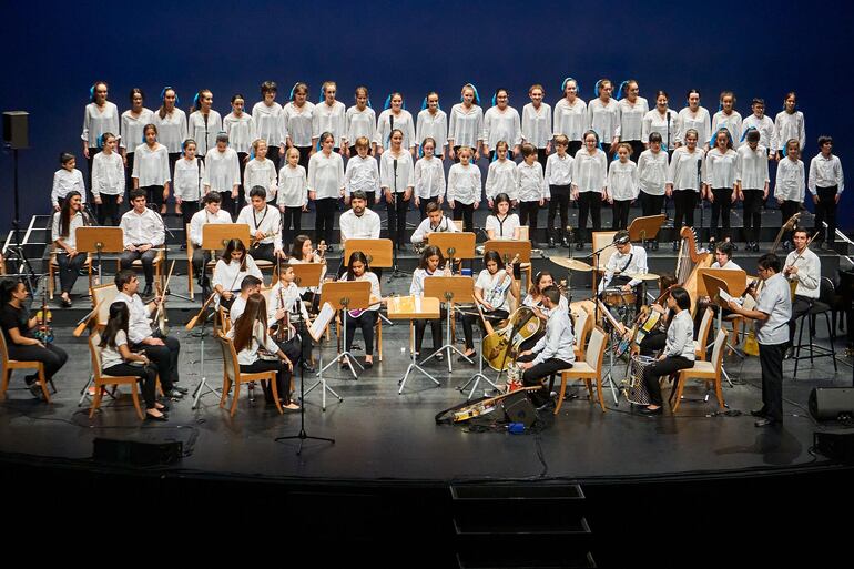 La agrupación paraguaya tuvo el acompañamiento de los artistas Luis Cepeda, Nando Agüeros y el Coro Infantil Halane, en el escenario del Palacio de los Festivales de Cantabria.