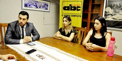 Guillermo Fernández, Natasha Benerosi y Fabiana Brítez denunciaron que supuestamente el director de la escuela 1381 no rinde cuentas públicas de los ingresos de la institución.