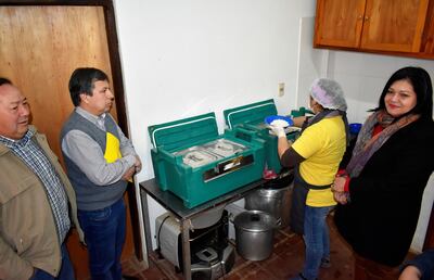 El concejal departamental Carlos Caballero (FG), en el centro, junto con padres de alumnos y profesores, corroboraron las denuncias sobre el almuerzo escolar.