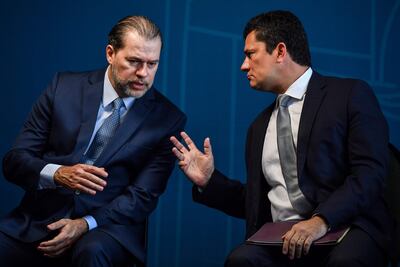 El presidente de la Corte Suprema de Brasil, José Dias Toffoli conversa con el exjuez anticorrupción y actual ministro de Justicia,  Sergio Moro.