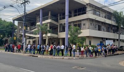 Cola de jóvenes en feria de empleos organizada en Fernando de la Mora por Enrique López.