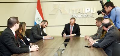 Ernst Bergen (c), director interino de Itaipú, y Pablo Seitz (i) suscriben el convenio de cooperación interinstitucional, en el marco de la política de transparencia que quiere llevar adelante el primero.