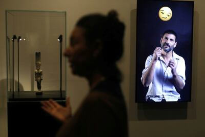 Un curador presenta la exposición "Emoglifos: la escritura ideográfica, desde jeroglíficos hasta los emojis" en el Museo de Israel en Jerusalén.