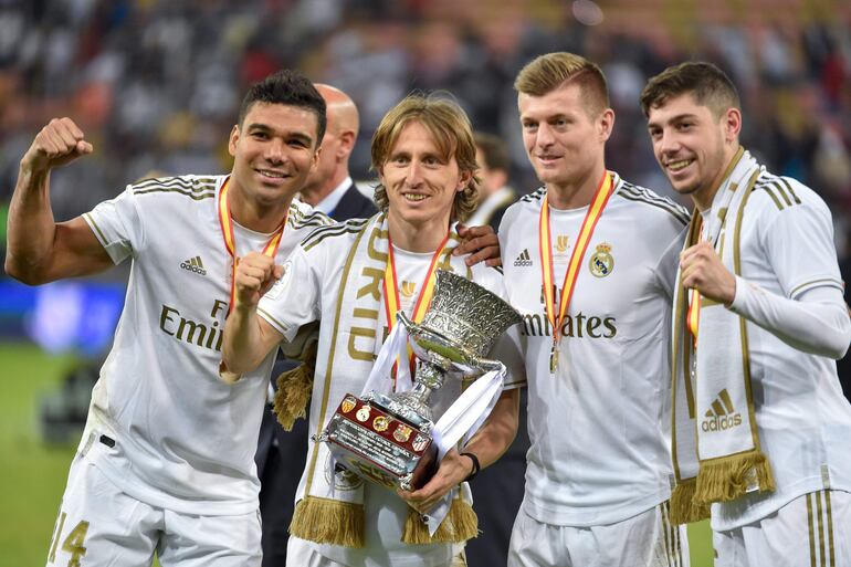 Casemiro, Luka Modric, Toni Kroos y Valverde celebrando con la copa.