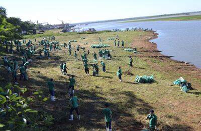 Empleados  del  Frigorífico Athena Foods, que tiene su planta frente a la playa,  coparon la ribera ayer para la tarea de limpieza.