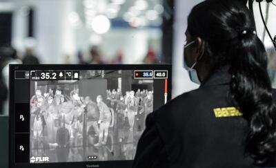 En Malasia las autoridades sanitarias realizan controles de temperatura corporal en los aeropuestos.