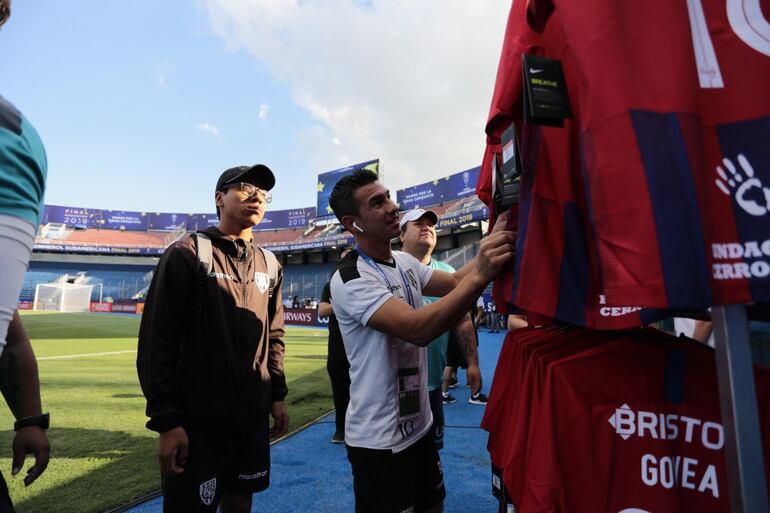 Independiente publicó fotografías de sus jugadores en el estadio de Cerro con las camisetas azulgranas.