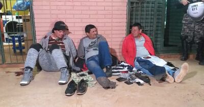 De izquierda a derecha: Porfirio Ynchausti Benítez, Julio Damián Riveros Fernández y De los Santos Ramírez Ruiz, junto con las evidencias halladas en poder de los mismos.