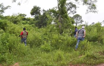 personal-del-departamento-de-antisecuestros-e-inteligencia-de-la-policia-verifica-el-sitio-en-donde-estaban-ocultos-los-hombres-armados-alli-dejaron-210851000000-1553061.jpg