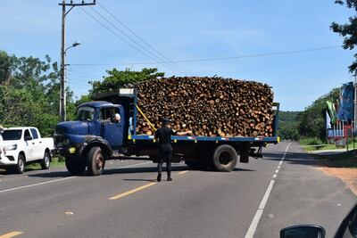 Un agente de la Policía da indicaciones al conductor del camión detenido, este miércoles.