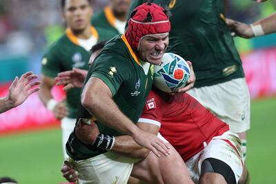 Schalk Brits atraviesa la defensa canadiense con vehemencia en un ataque sudafricano.